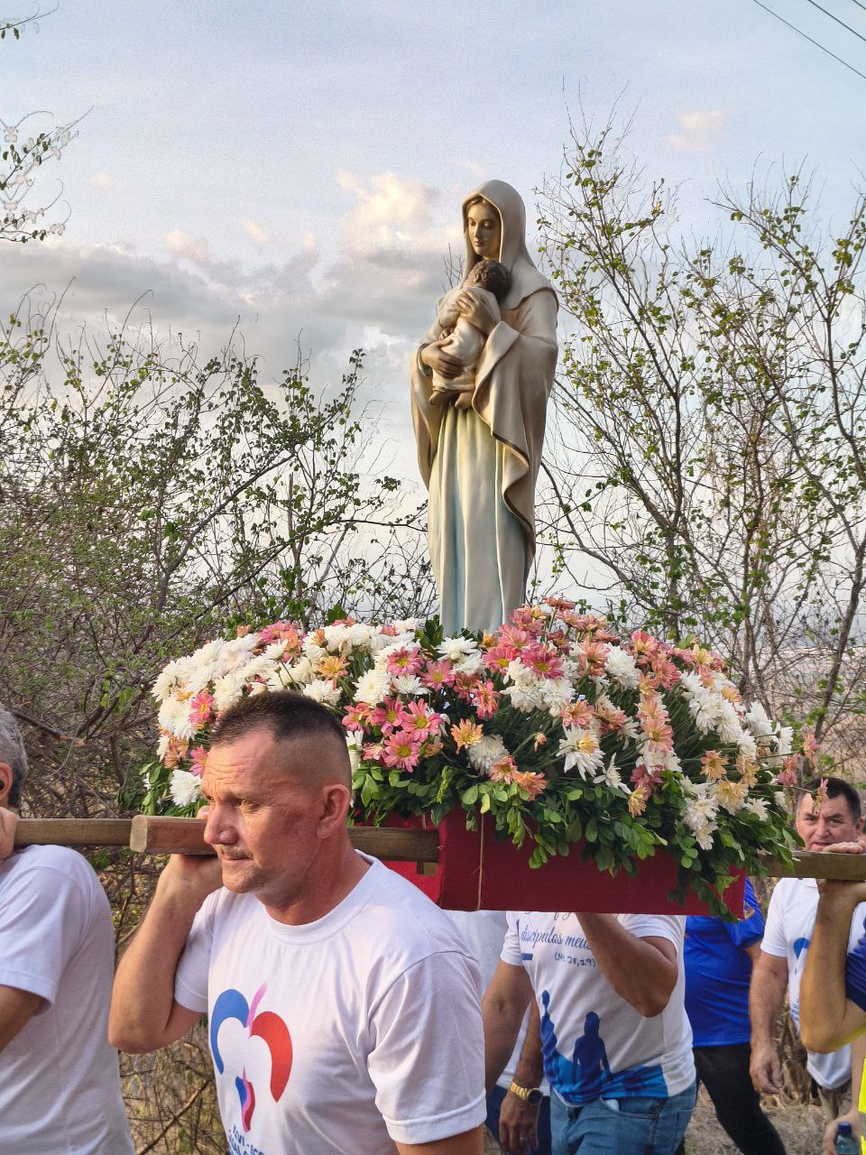 Interior de catedral com arcos altos e bancos enfileirados